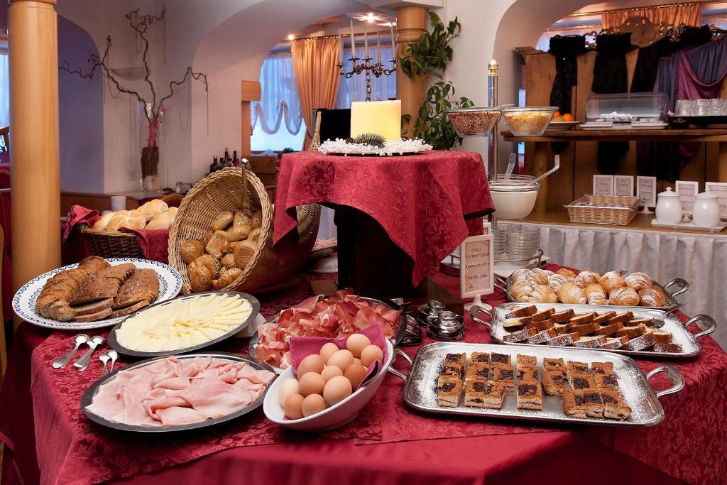 Hotel Italia Корвара ин Бадия Екстериор снимка